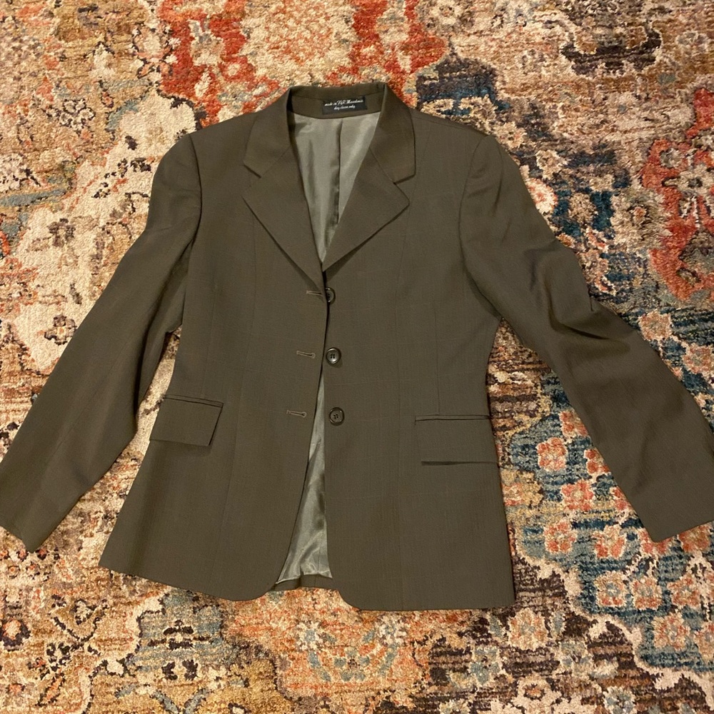 RJ classic equestrian show coat. Brown 4 short. Great condition.